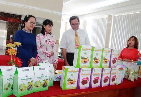 Phó Chủ tịch UBND tỉnh- Nguyễn Thị Quyên Thanh tham quan gian trưng bày sản phẩm khởi nghiệp từ nguồn tài nguyên bản địa.