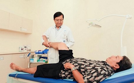 TS.BS. Phạm Chí Lăng kiểm tra chức năng vận động cho bệnh nhân.