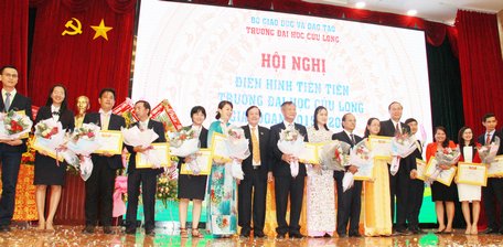 Ban giám hiệu Trường ĐH Cửu Long khen tặng 16 tập thể đạt thành tích xuất sắc.