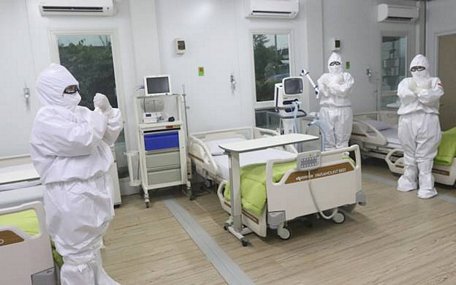 Các nhân viên y tế kiếm tra một phòng bệnh chuẩn bị cho các bệnh nhân Covid-19 tại Bệnh viện Pertamina Jaya, ở Cempaka Putih, Jakarta, Indonesia. (Ảnh: Jakarta Post)