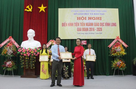 Phó Chủ tịch UBND tỉnh- Nguyễn Thị Quyên Thanh trao giấy khen cho các tập thể đạt thành tích xuất sắc.