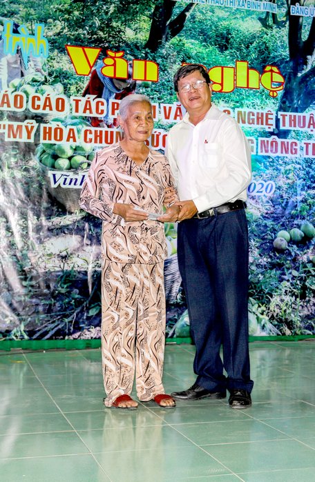  Ông Nguyễn Văn Săn- Phó Trưởng Ban Tuyên giáo trao quà của Bí thư Tỉnh ủy- Trần Văn Rón cho Mẹ Việt Nam anh hùng.