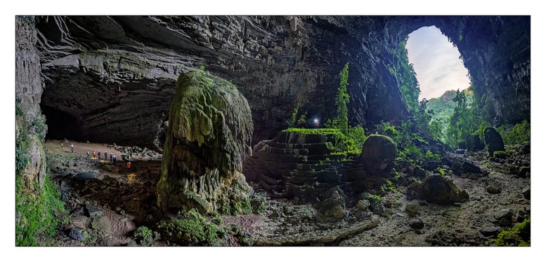 Cửa hang là một vòm đá khổng lồ có chiều cao hàng trăm mét và rộng khoảng 50m. Nơi đây, không khí mát lạnh và nghe cả tiếng chim ríu rít từ tổ trên vách núi cao.
