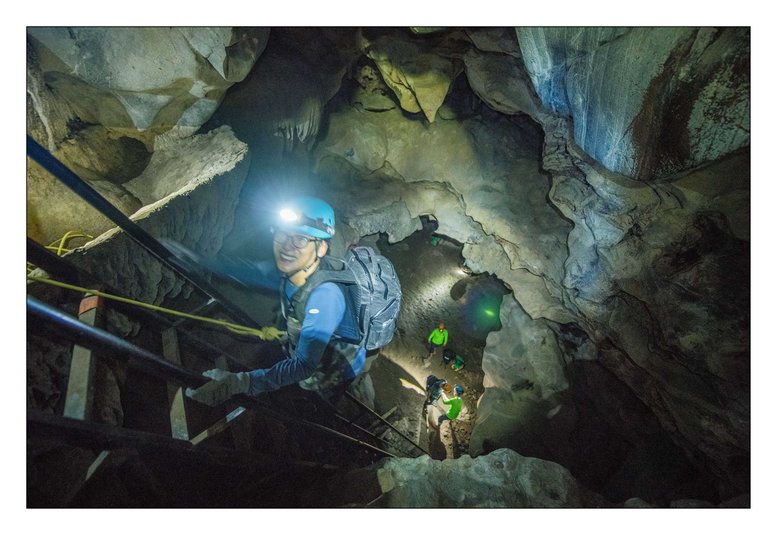 Để qua hang Tiên 2, bạn phải di chuyển qua các vách đá cheo leo đi lên hoặc đi xuống vài chục mét với dốc thẳng đứng, nếu không có trợ giúp của những người khuân vác thì không thể vượt qua được.