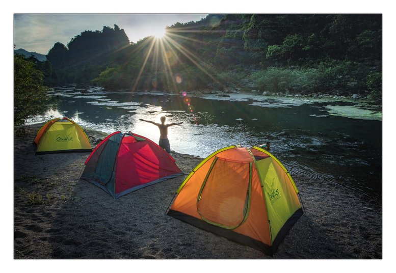 Sau 1 ngày chinh phục hang Tiên, được thư giãn cắm trại ngủ đêm bên dòng suối chảy ra từ lòng hang thì bao nhiêu mệt mỏi dường như tan biến hết… 
