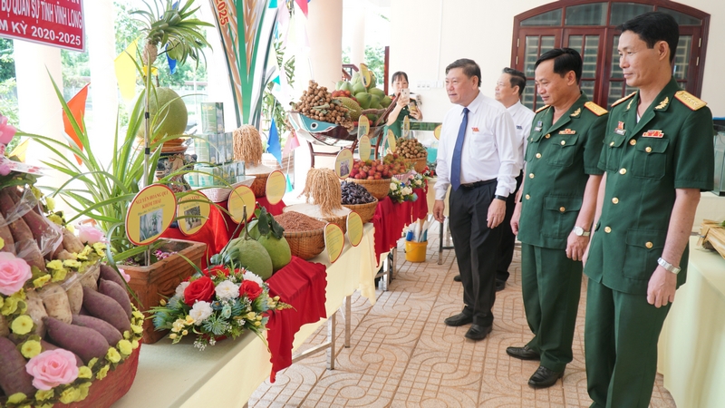 Bí thư Tỉnh ủy- Trần Văn Rón và các đại biểu tham quan các gian hàng trưng bày sản phẩm nông nghiệp địa phương.
