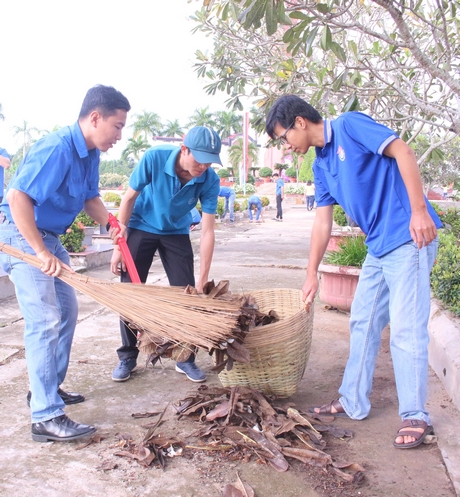 Tuổi trẻ Đoàn khối Cơ quan và Doanh nghiệp tỉnh vệ sinh, thu gom rác