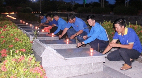 Đoàn viên thanh niên thắp hương tưởng nhớ các anh hùng liệt sĩ tại các phần mộ