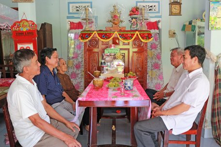 Đoàn của Báo Vĩnh Long ân cần thăm hỏi sức khỏe Mẹ Việt Nam anh hùng Phan Thị Khéo.