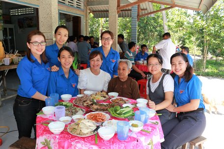 Tuổi trẻ Báo Vĩnh Long dùng bữa cơm thân mật cùng Mẹ Việt Nam anh hùng Phan Thị Khéo.