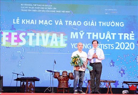 Thứ trưởng Bộ Văn hóa, Thể thao và Du lịch Tạ Quang Đông trao giải Nhất cho tác giả đạt giải. Ảnh: Thanh Tùng/TTXVN