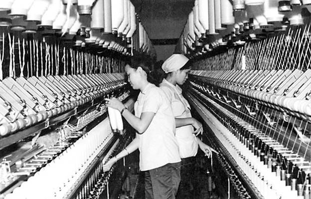  Công nhân xưởng dệt Vinatexco chủ động khôi phục lại sản xuất ngay sau giải phóng (10/1975). (Nguồn: TTXVN)