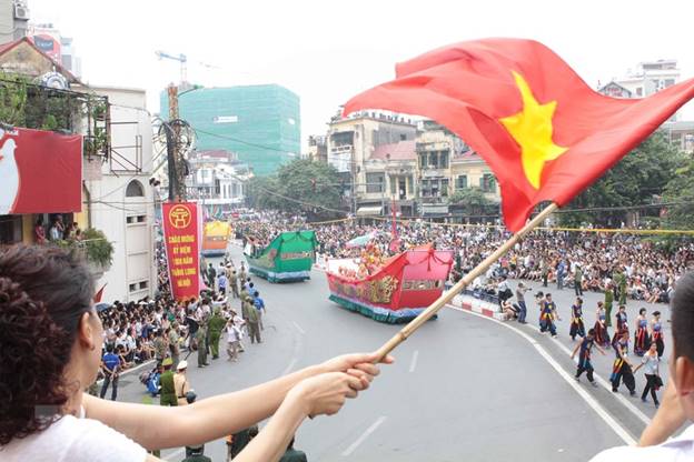  Thủ đô Hà Nội tưng bừng trong ngày kỷ niệm 1000 năm Thăng Long-Hà Nội (10/10/2010). (Ảnh: Quang Hải/TTXVN)