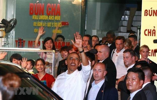  Những hình ảnh thân thiện của Tổng thống Hoa Kỳ Barack Obama tại Hà Nội trong chuyến thăm Việt Nam cuối tháng 5/2016 đã góp phần quan trọng nâng cao tầm ảnh hưởng, uy tín và vị thế Việt Nam trên trường quốc tế. (Nguồn: TTXVN)