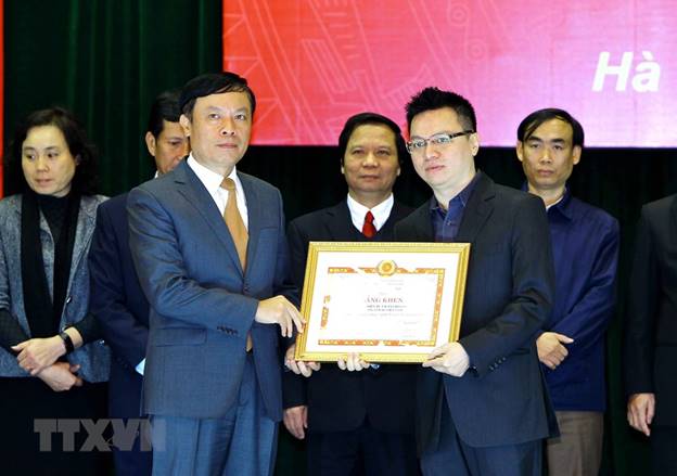  Phó trưởng Ban Tuyên giáo Trung ương Phạm Văn Linh trao Bằng khen cho Báo điện tử VietnamPlus (TTXVN) vì đã có thành tích xuất sắc trong công tác thông tin đối ngoại năm 2016. (Ảnh: An Đăng/TTXVN)