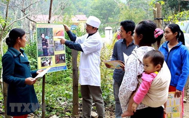  Nhân viên y tế tuyên truyền phòng chống sốt rét cho đồng bào dân tộc xã biên giới Dân Hóa, huyện miền núi Tuyên Hóa, tỉnh Quảng Bình. (Ảnh: Dương Ngọc/TTXVN)