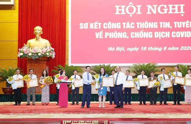  Thủ tướng Nguyễn Xuân Phúc và Trưởng Ban Tuyên giáo Trung ương Võ Văn Thưởng tặng Bằng khen của Thủ tướng cho các tập thể, cá nhân về thành tích trong thông tin, tuyên truyền phòng, chống COVID-19, ngày 16/6/2020. (Ảnh: Thống Nhất/TTXVN)