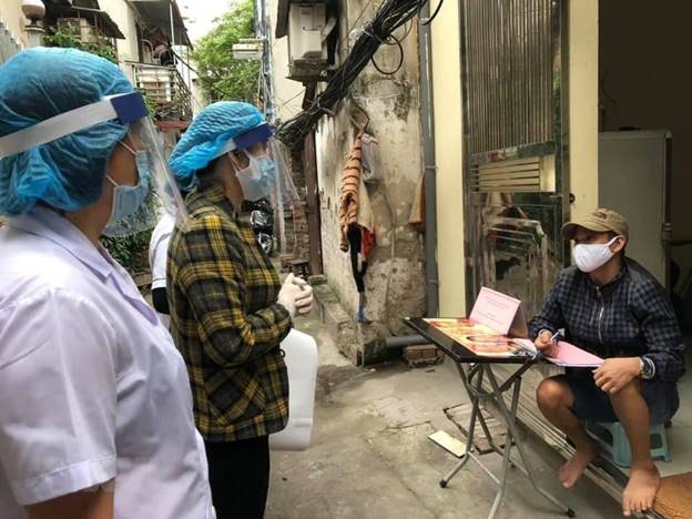  Cán bộ Trạm y tế phường Đồng Tâm (quận Hai Bà Trưng, Hà Nội) đến kiểm tra sức khỏe, phát tờ rơi tuyên truyền phòng dịch COVID-19. (Nguồn: TTXVN)