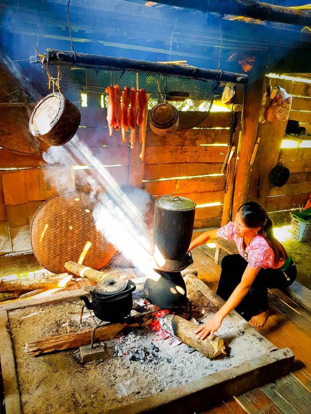  Thịt gác bếp là món ăn đặc sản của người Thái Đen dùng để thiết đãi khách quý, được chế biến từ thịt trâu, bò, lợn thả dong trên các vùng núi Tây Bắc. (Ảnh: Vietnam+)