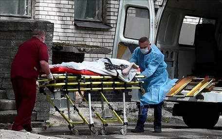 Nhân viên y tế chuyển bệnh nhân mắc COVID-19 tại bệnh viện ở Saint Petersburg, Nga, ngày 3/6/2020. Ảnh: AFP/TTXVN
