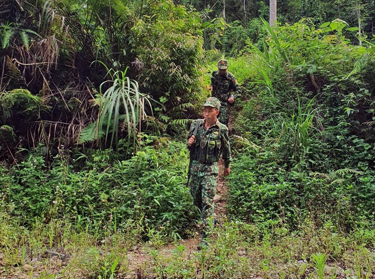  Chiến sỹ đồn Biên phòng Mường Pồn tuần tra trên một lối mòn. (Ảnh: Phan Tuấn Anh/TTXVN)