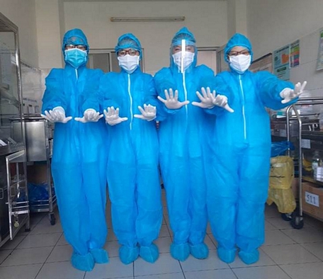 Các y bác sĩ bên trong Bệnh viện Đà Nẵng sẵn sàng vào ca - Ảnh: BS KIỀU HẠNH