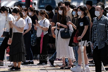 Người dân đeo khẩu trang phòng lây nhiễm COVID-19 tại Tokyo, Nhật Bản ngày 26/7/2020. Ảnh: AFP/TTXVN