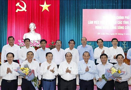 Thủ tướng Nguyễn Xuân Phúc và Hội đồng điều phối vùng Đồng bằng sông Cửu Long tại lễ ra mắt. Ảnh: Thống Nhất/TTXVN