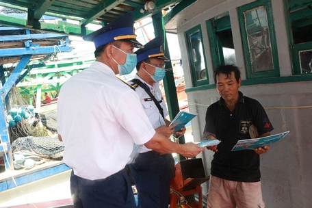 Lực lượng Cảnh sát biển tuyên truyền pháp luật cho các tàu cá ngư dân.