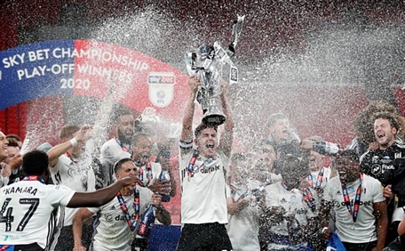 Các cầu thủ Fulham ăn mừng sau khi đá bại Brentford trong trận chung kết play-off - Ảnh: REUTERS