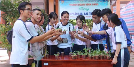 Tuổi trẻ TP Vĩnh Long tham gia phong trào “Đổi rác thải nhựa- lấy cây xanh” góp phần bảo vệ môi trường.