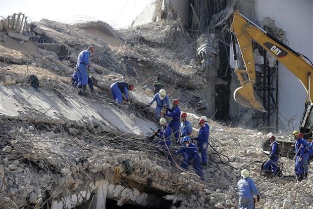 Nhân viên cứu hộ đến từ Nga tìm kiếm nạn nhân dưới đống đổ nát sau vụ nổ ở Beirut, Liban. (Ảnh: AFP/TTXVN)