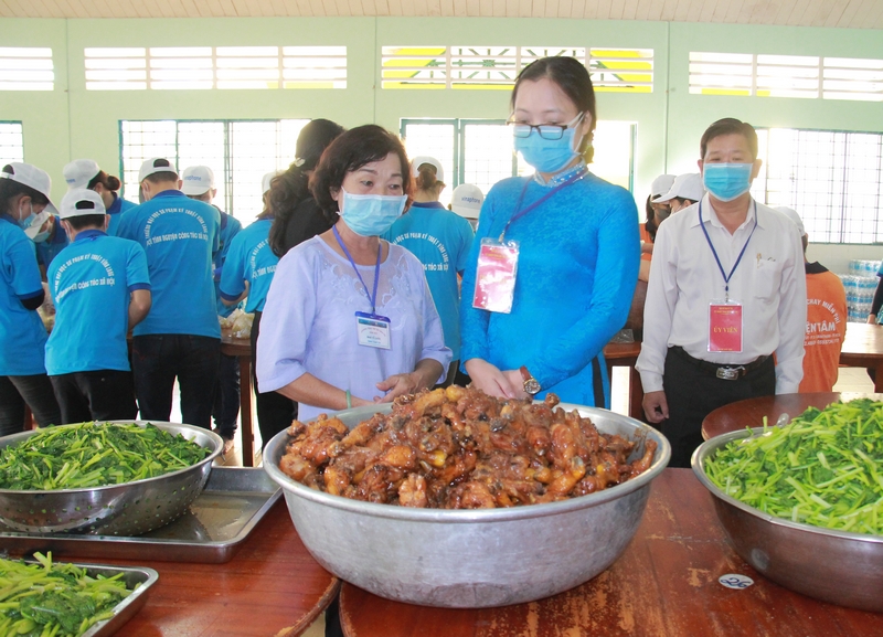 Phó Chủ tịch UBND tỉnh- Nguyễn Thị Quyên Thanh thăm bếp cơm tiếp sức mùa thi tại huyện Trà Ôn.