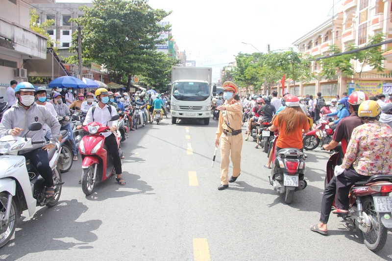 Cảnh sát giao thông điều hành trật tự tại điểm thi trường THPT lưu Văn Liệt. Đây là điểm thi có số lượng thí sinh lớn nhất tỉnh.