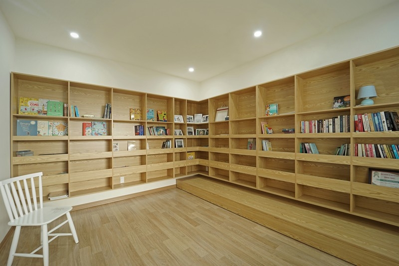 Phòng đọc và dạy rộng rãi, phục vụ nhu cầu của vợ chồng người giáo viên.