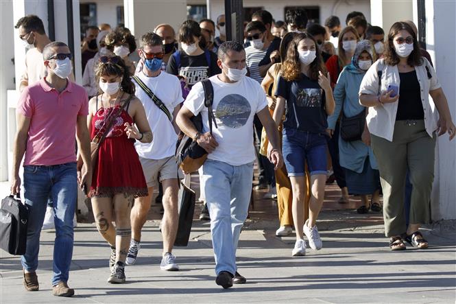 Người dân đeo khẩu trang phòng lây nhiễm COVID-19 tại Strasbourg, miền Đông nước Pháp, ngày 5/8/2020. Ảnh: THX/TTXVN