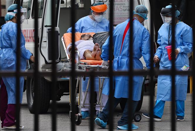 Chuyển bệnh nhân COVID-19 tới bệnh viện tại Tegucigalpa, Honduras, ngày 4/8/2020. Ảnh: AFP/ TTXVN