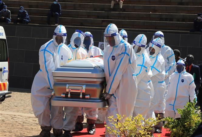 Đám tang một bệnh nhân tử vong vì COVID-19 tại Harare, Zimbabwe. Ảnh: THX/TTXVN