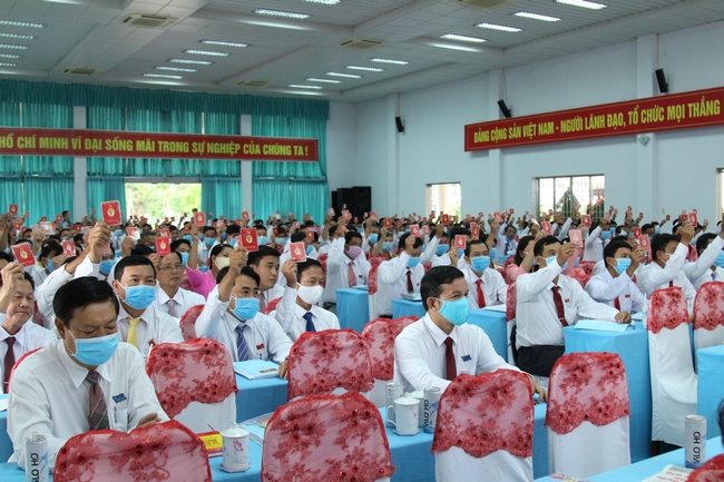 Đại biểu biểu quyết thông qua danh sách nhân sự BCH Đảng bộ huyện 2020- 2015.