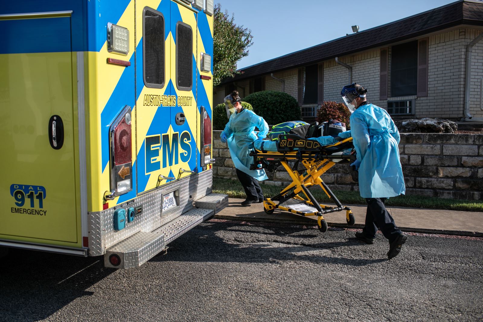 Nhân viên y tế tới một nhà dưỡng lão ở Austin, Texas (Mỹ) hôm 5/8 để cấp cứu bệnh nhân COVID-19. Ảnh; Getty Images