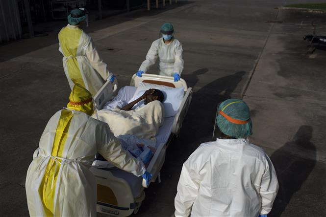  Nhân viên y tế chuyển bệnh nhân COVID-19 tới trung tâm y tế tại Houston, bang Texas, Mỹ, ngày 2/7/2020. Ảnh: AFP/TTXVN