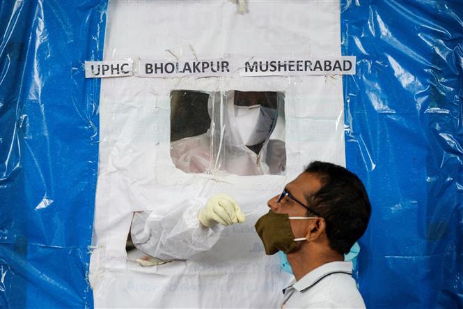 Nhân viên y tế lấy mẫu xét nghiệm COVID-19 tại Hyderabad, Ấn Độ, ngày 10/8. Ảnh: AFP/TTXVN