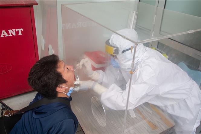 Nhân viên y tế lấy mẫu dịch xét nghiệm COVID-19 cho người dân tại Jakarta, Indonesia, ngày 10/8/2020. Ảnh: THX/ TTXVN