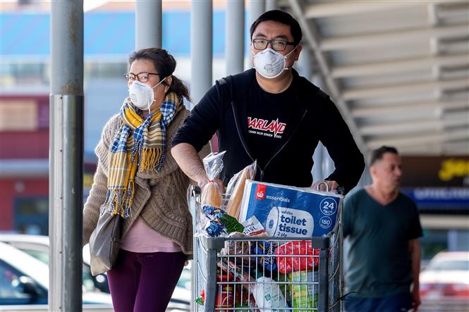 Người dân đeo khẩu trang phòng lây nhiễm COVID-19 khi mua hàng tại siêu thị ở Wellington, New Zealand, ngày 24/3/2020. Ảnh: AFP/ TTXVN