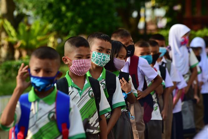  Học sinh đeo khẩu trang phòng lây nhiễm COVID-19 tại một trường học ở Narathiwat, Thái Lan ngày 1/7/2020. Ảnh: AFP/ TTXVN