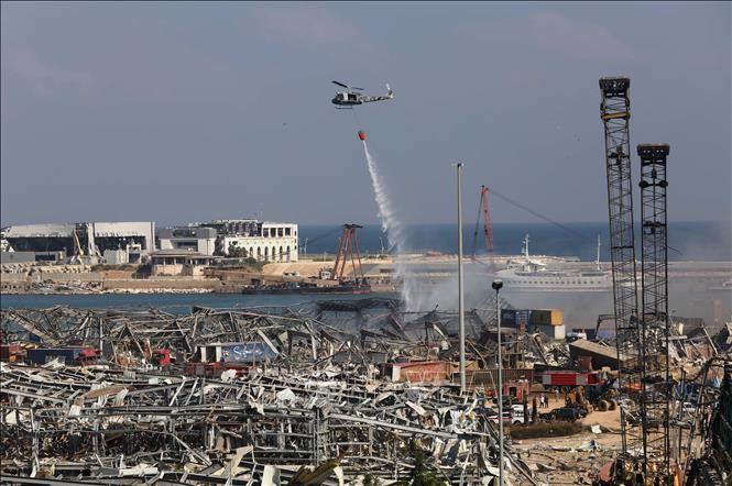 Trực thăng phun nước dập lửa sau vụ nổ tại khu cảng ở Beirut, Liban, ngày 5/8/2020. Ảnh: THX/TTXVN