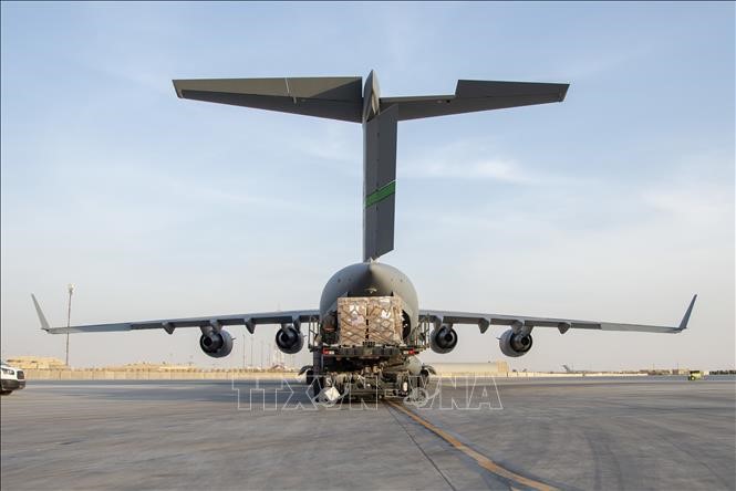 Hàng cứu trợ cho Liban được vận chuyển lên máy bay tại căn cứ không quân Al-Udeid ở Qatar ngày 6/8/2020. Ảnh: AFP/TTXVN