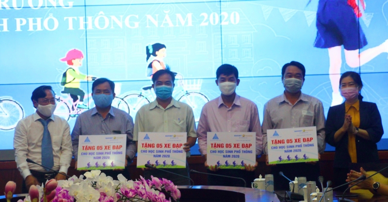 Đại diện lãnh đạo Công ty Bảo Việt Vĩnh Long và Sở GD- ĐT trao bảng tượng trưng cho các đơn vị.