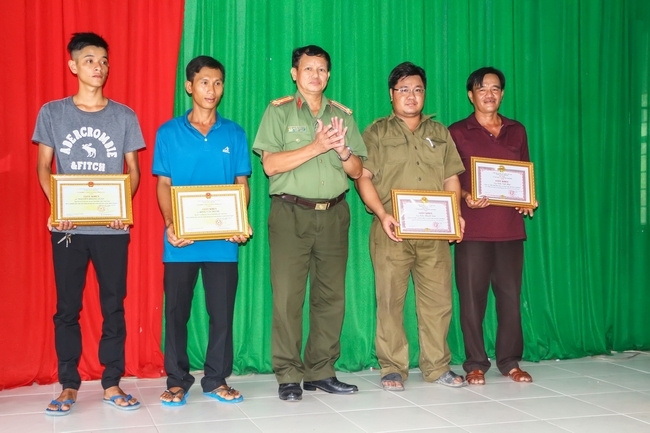 Các cá nhân được nhận giấy khen của Giám đốc Công an tỉnh và Chủ tịch UBND huyện Tam Bình.