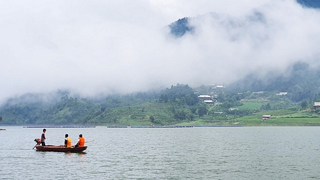 Du khách trải nghiệm đi thuyền khám phá hồ Séo Mý Tỷ.